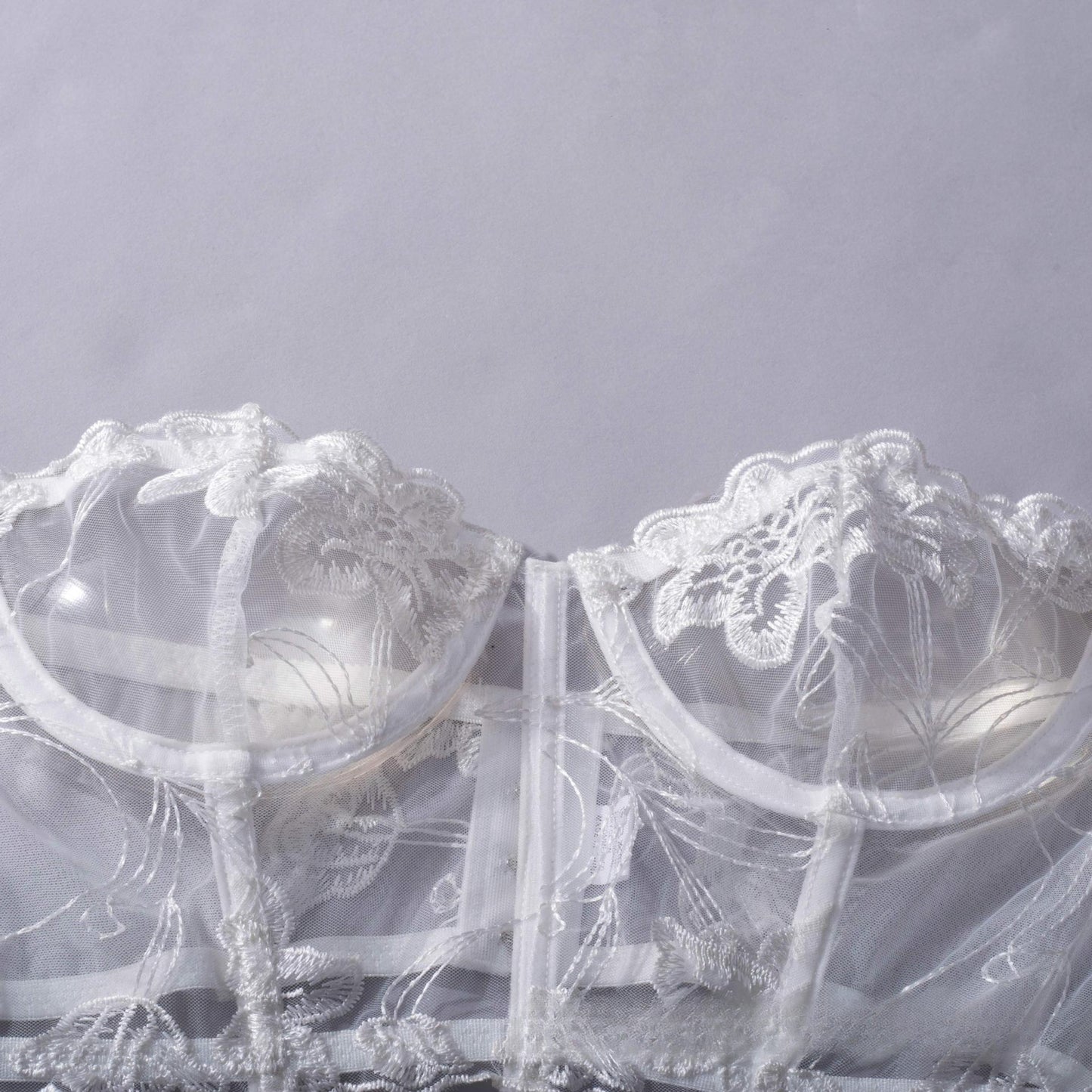 Angelique – Weißes Bustier-Set aus geblümtem Netzstoff