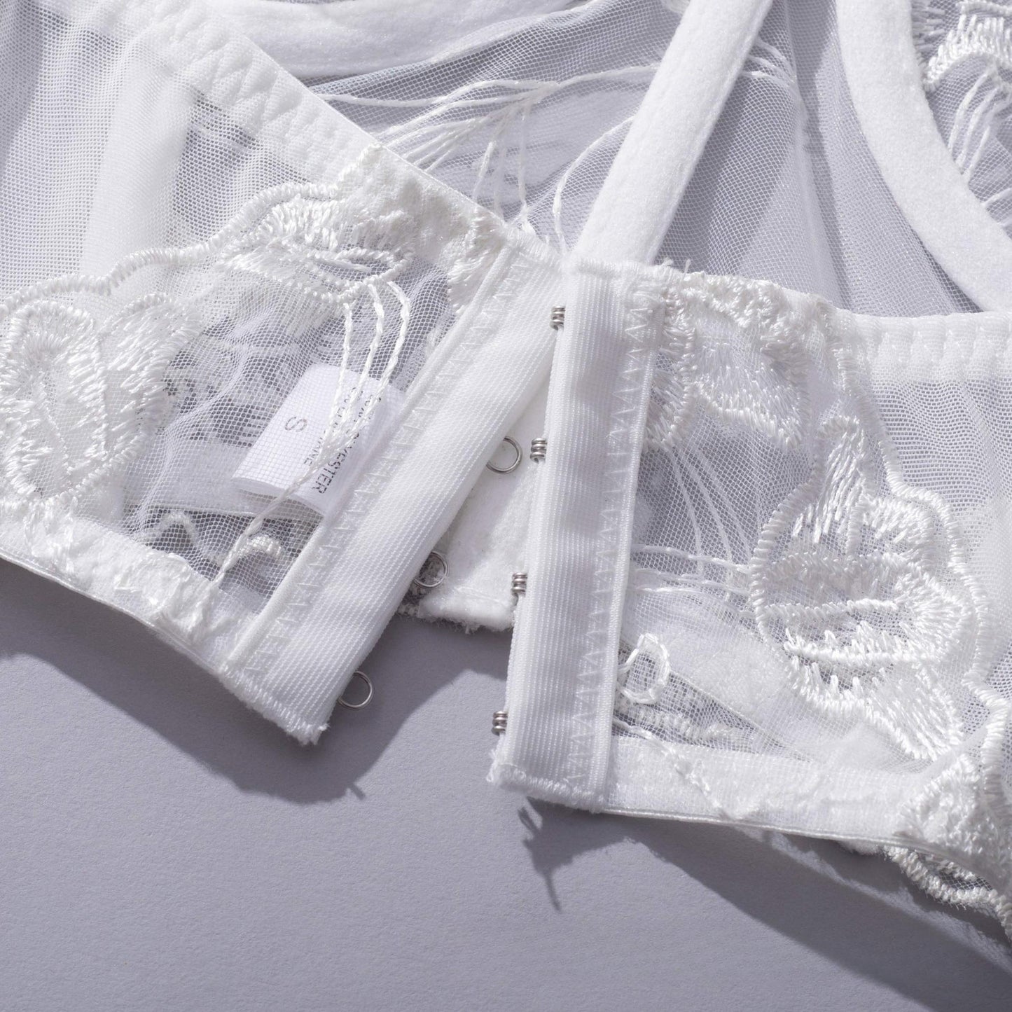 Angelique – Weißes Bustier-Set aus geblümtem Netzstoff